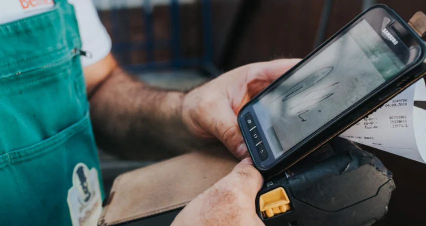 Fig. Refusal of signature: The driver signs the digital delivery note instead of the customer